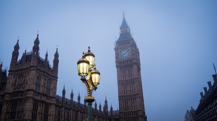 Fototapeta na wymiar Big Ben with lamp under fog