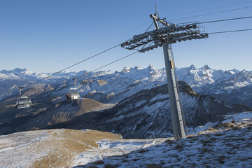 Seilbahn von Stoos auf den Fronalpstock im Winter (Schneemangel), Schwyz, Schweiz