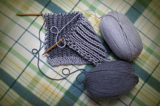 Process Of Knitting Yarn Scarf Gray Two-tone English Brioche Stitch