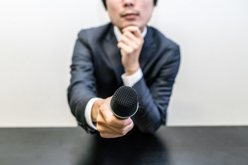 話を聞く男性
