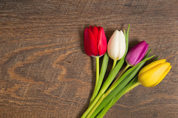 Tulpen auf Holzhintergund