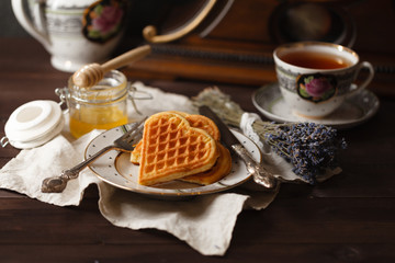 Viennese wafers with tea and honey
