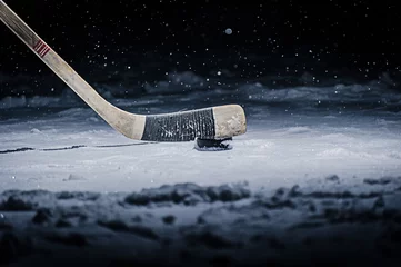 Poster Im Rahmen Hockeyschläger und Puck auf der Eisbahn © Vasilev Evgenii