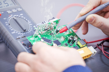 Technician repairs electronics - obrazy, fototapety, plakaty