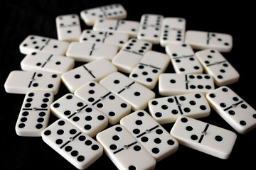Monochromatic image of randomly distributed dominoes.