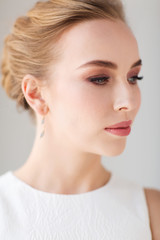 Naklejka premium face of beautiful woman or bride in white dress