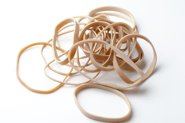 Tas d'&eacute;lastique naturel pour le bureau sur fond blanc studio