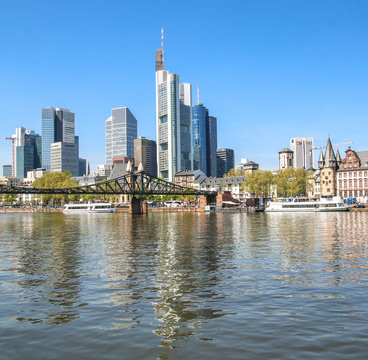 Frankfurter Skyline mit eisernem Steg