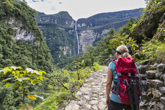 Peru, Amazonas Region, Cocachimba, tourist on hiking trail looking at Gocta waterfall