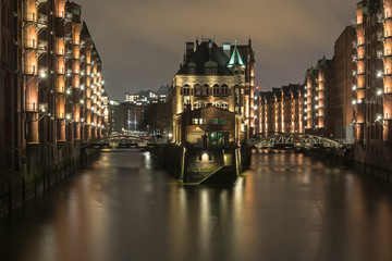 Fototapeta na wymiar Speicherstadt mit Wasserschloss bei Nacht, Hamburg, Deutschland