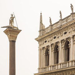 Obraz premium Dogenpalast und Säule, Markusplatz, Venedig, Italien