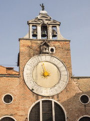 Fototapeta na wymiar Uhr der Kirche San Giacomo di Rialto, Venedig, Italien