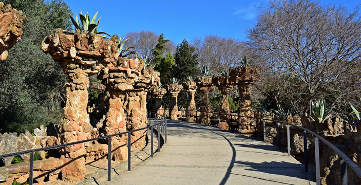 Construido entre 1900 y 1914, fue inaugurado como parque p&uacute;blico en 1926. En 1984 la Unesco incluy&oacute; al parque G&uuml;ell dentro del Lugar Patrimonio de la Humanidad 