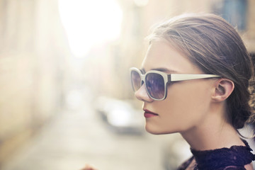 Fototapeta na wymiar Pretty girl in sunglasses