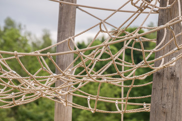 Kletternetz auf einem öffentlichen Spielplatz