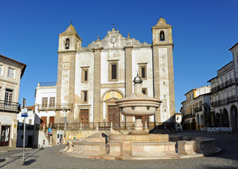 Iglesia de San Antonio Abad en la Plaza de Giraldo, Evora, Portugal, 