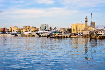 Obraz premium Port Vell o zachodzie słońca. Piękny, spokojny widok Barcelona, Hiszpania