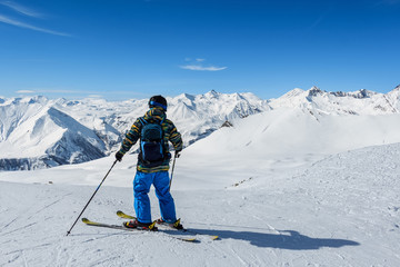 Fototapeta na wymiar Skier standing in front of mountains