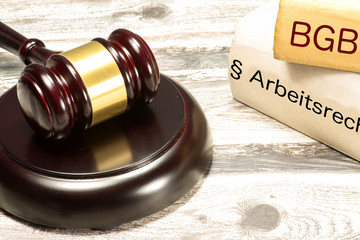 Ein Richterhammer, Arbeitsgericht und Gesetzbücher