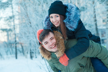 Obraz premium Young couple resting in park