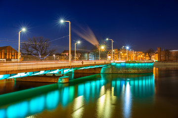 Obraz premium Bridge over Odra river in Wroclaw at night, Poland