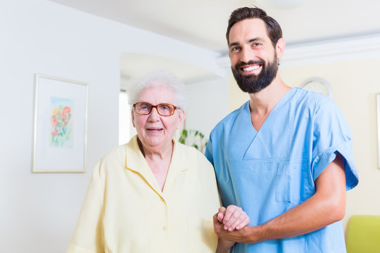 Altenpfleger und Seniorin im Altersheim