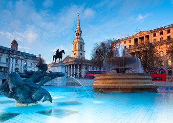 London, fountains on Trafalgar Square early in the evening - obrazy, fototapety, plakaty