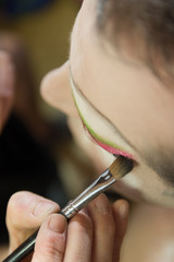 fase trucco dell'occhio per preparazione ad uno spettacolo Drag Queen con pennello e colori
