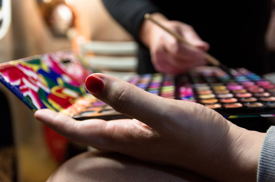Fase preparazione del trucco e dellsmalto per unghie della mano per uno spettacolo drag qeen con pennello e colori