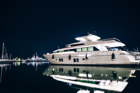 Fototapeta Luksusowi jachty w La Spezia ukrywają przy nocą z odbiciem w wa