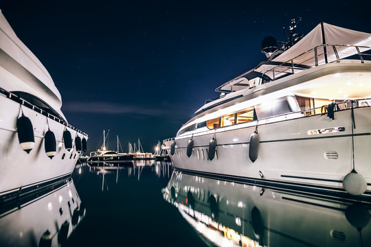 Fototapeta Luksusowe jachty w La Spezia we Włoszech nocą ścienna