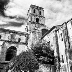Tour dans la cour de l'archeveche d'arles