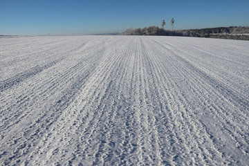 schneebedeckter bestellter Acker im Winter