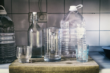 Utensilios de agua en la cocina 