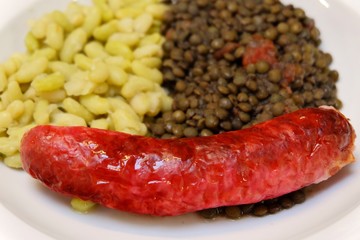 Une saucisse et ses légumes.