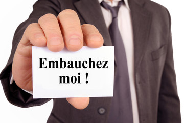 Homme tenant une carte avec embauchez moi &eacute;crit dessus