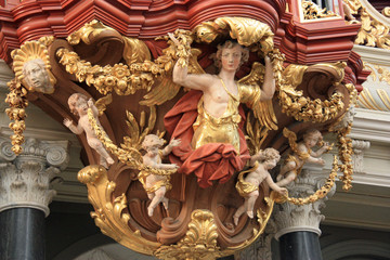 Fototapeta na wymiar Anges baroques en bois doré à l'église Saint-Bavon à Haarlem, Pays-Bas