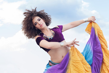 giovane donna danza con abito gitano