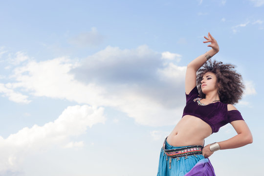 giovane donna danza con abito gitano
