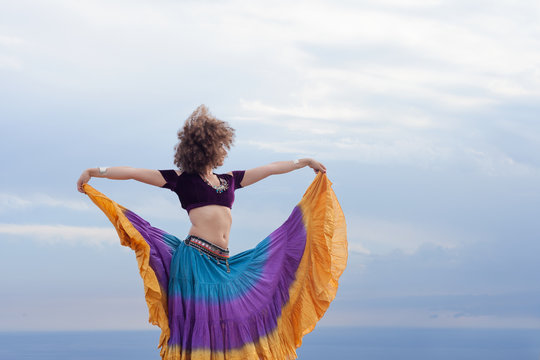 giovane donna danza con abito gitano