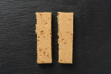 Turrón blando cortado en un plato de piedra negro