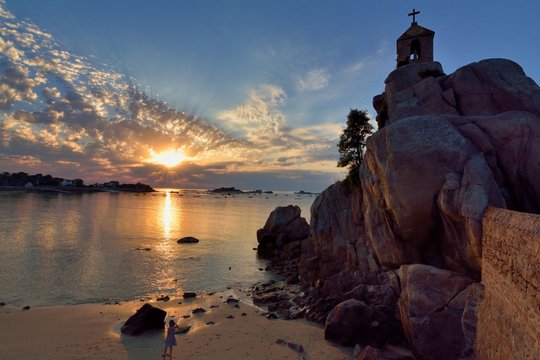 Coucher de soleil à Port-Blanc sur la petite plage du rocher de La Sentinelle