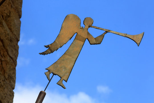 Ange sonnant le clairon. Plaque. / Angel sounding the bugle. Plate.