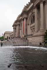 Obraz premium Fountain in front of the Metropolitan Museum, NYC 