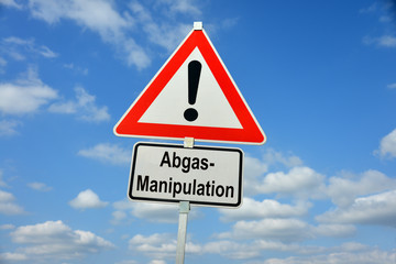 Abgas-Manipulation, Diesel, Abgase, Abgasskandal, CO2, Auto, Stickoxide, Schild, Warnung, symbolisch, Abgasvorschriften, Abgaswerte, Luftverschmutzung, Schadstoffausstoß, Umwelt