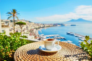 Foto op Canvas Kopje koffie met uitzicht op de Vesuvius in Napels © Ekaterina Pokrovsky