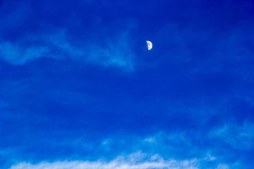 луна на синем небе