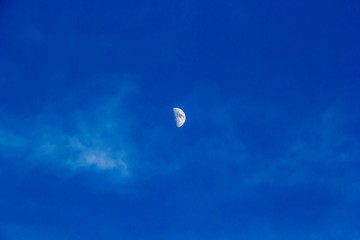 луна на синем небе