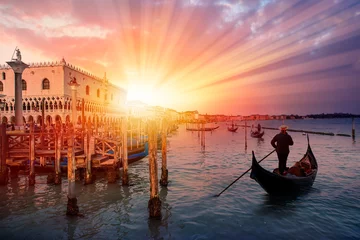 Fototapeten Venezianischer Gondoliere, der Gondel durch das grüne Kanalwasser von Venedig Italien fährt © muratart