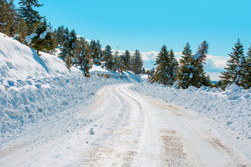 Fototapeta na wymiar Empty snow covered road in winter landscape 